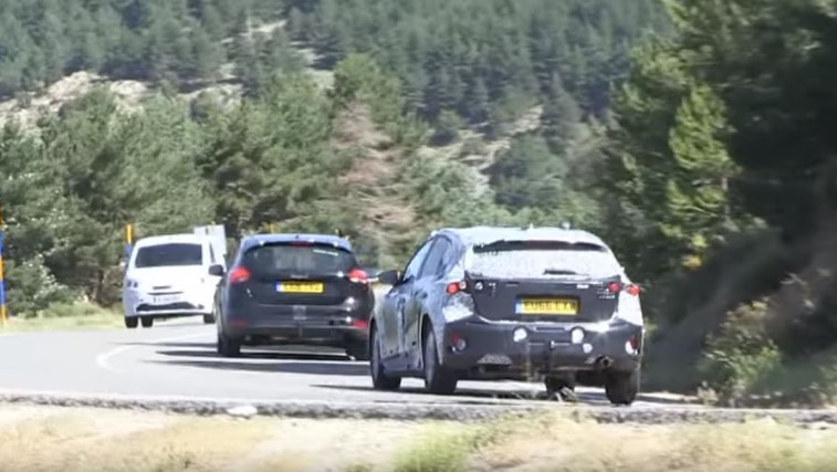 Yeni Ford Focus hatchback ve sedan casus fotoraflar - resim galerisi