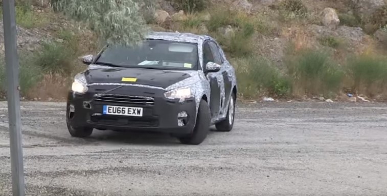 Yeni Ford Focus hatchback ve sedan casus fotoraflar - resim galerisi
