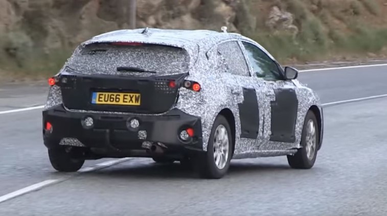 Yeni Ford Focus hatchback ve sedan casus fotoraflar - resim galerisi