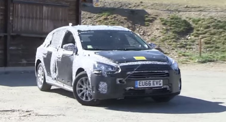 Yeni Ford Focus hatchback ve sedan casus fotoraflar - resim galerisi
