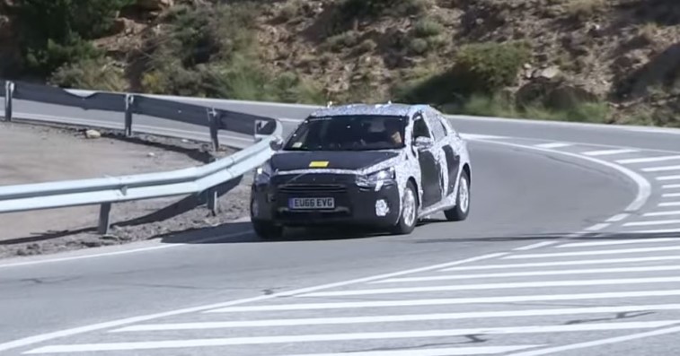 Yeni Ford Focus hatchback ve sedan casus fotoraflar - resim galerisi