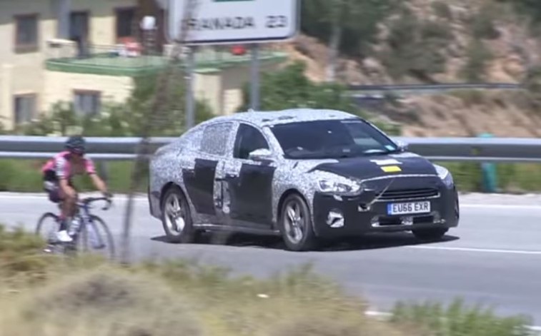 Yeni Ford Focus hatchback ve sedan casus fotoraflar - resim galerisi