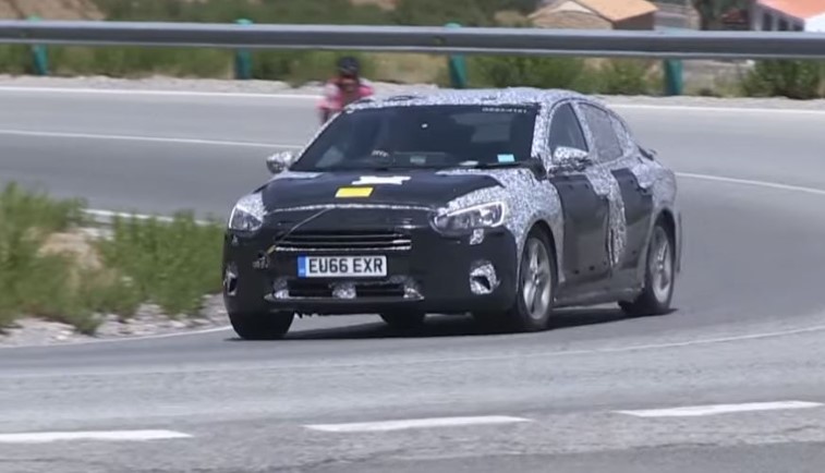 Yeni Ford Focus hatchback ve sedan casus fotoraflar - resim galerisi