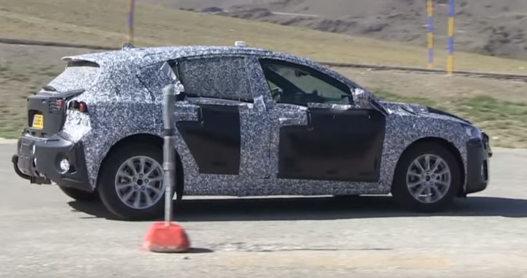 Yeni Ford Focus hatchback ve sedan casus fotoraflar - resim galerisi