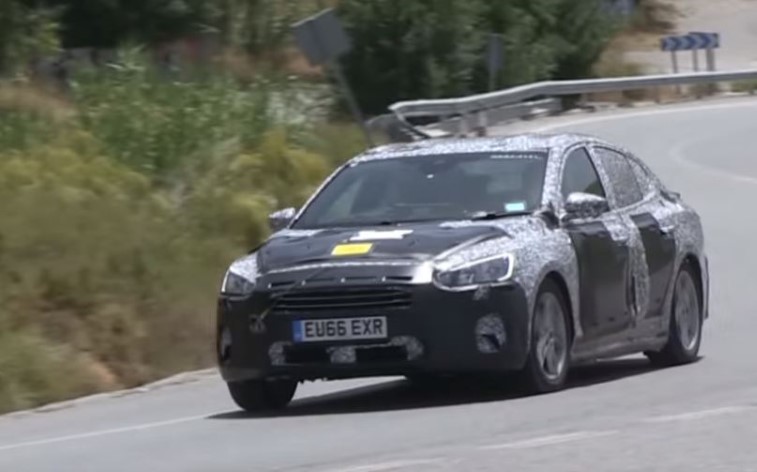 Yeni Ford Focus hatchback ve sedan casus fotoraflar - resim galerisi