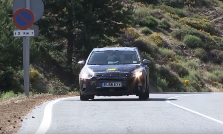 Yeni Ford Focus hatchback ve sedan casus fotoraflar - resim galerisi