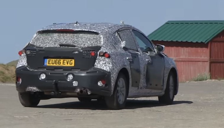 Yeni Ford Focus hatchback ve sedan casus fotoraflar - resim galerisi
