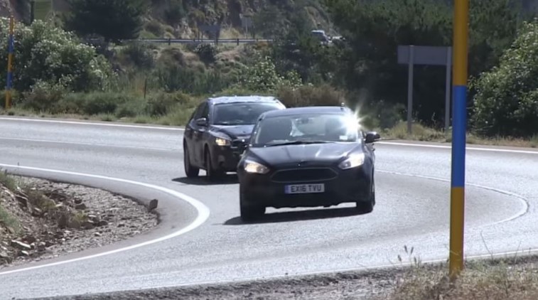 Yeni Ford Focus hatchback ve sedan casus fotoraflar - resim galerisi