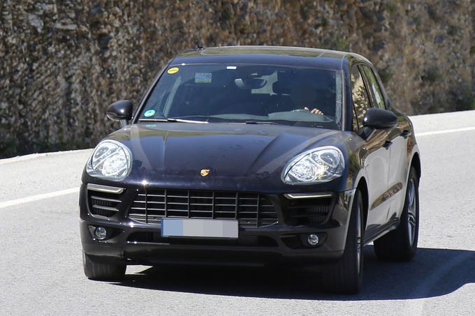 YEN PORSCHE MACAN HAFF KAMUFLAJLI RESM GALERS