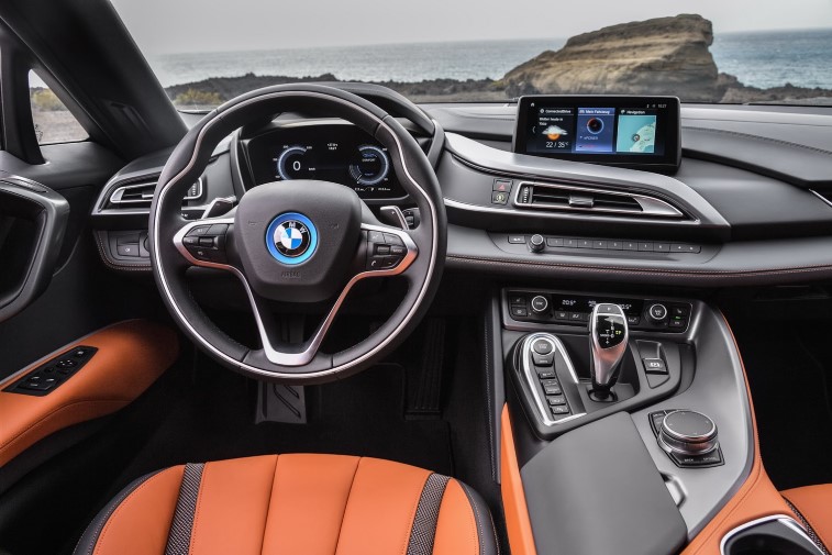BMW'nin Detroit prmiyerleri (X2, i8 Coupe, i8 Roadster First Edition) resim galerisi (22.12.2017)