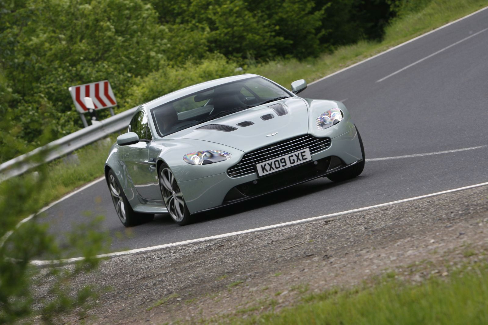 ASTON MARTN V12 VANTAGE GALER