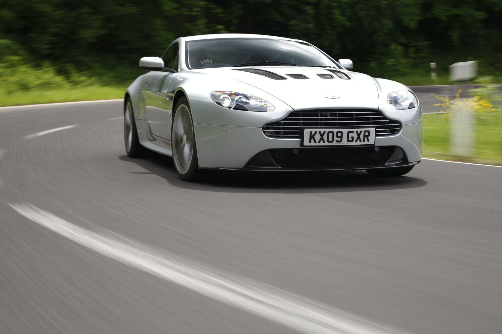 ASTON MARTN V12 VANTAGE GALER