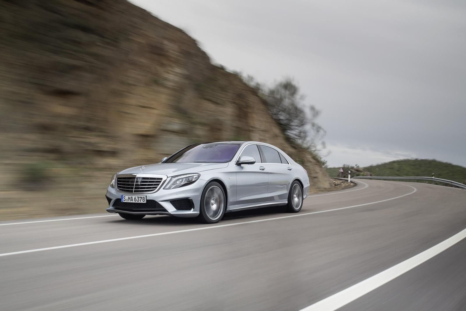 YEN MERCEDES S63 AMG RESM FOTORAF GALERS