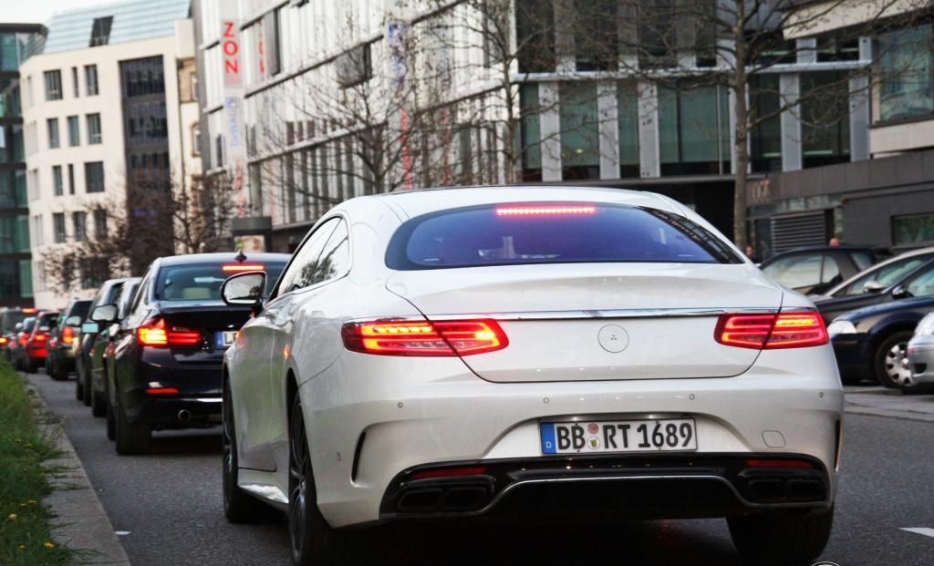 MERCEDES S63 AMG COUPE YOLDA RESM GALERS