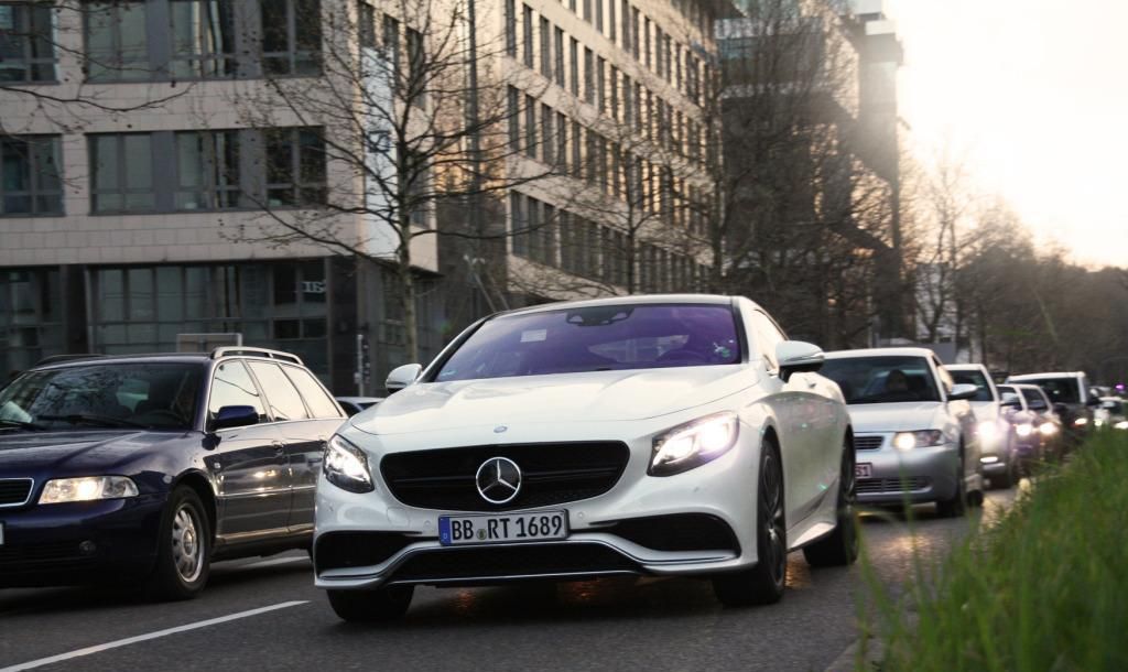 MERCEDES S63 AMG COUPE YOLDA RESM GALERS