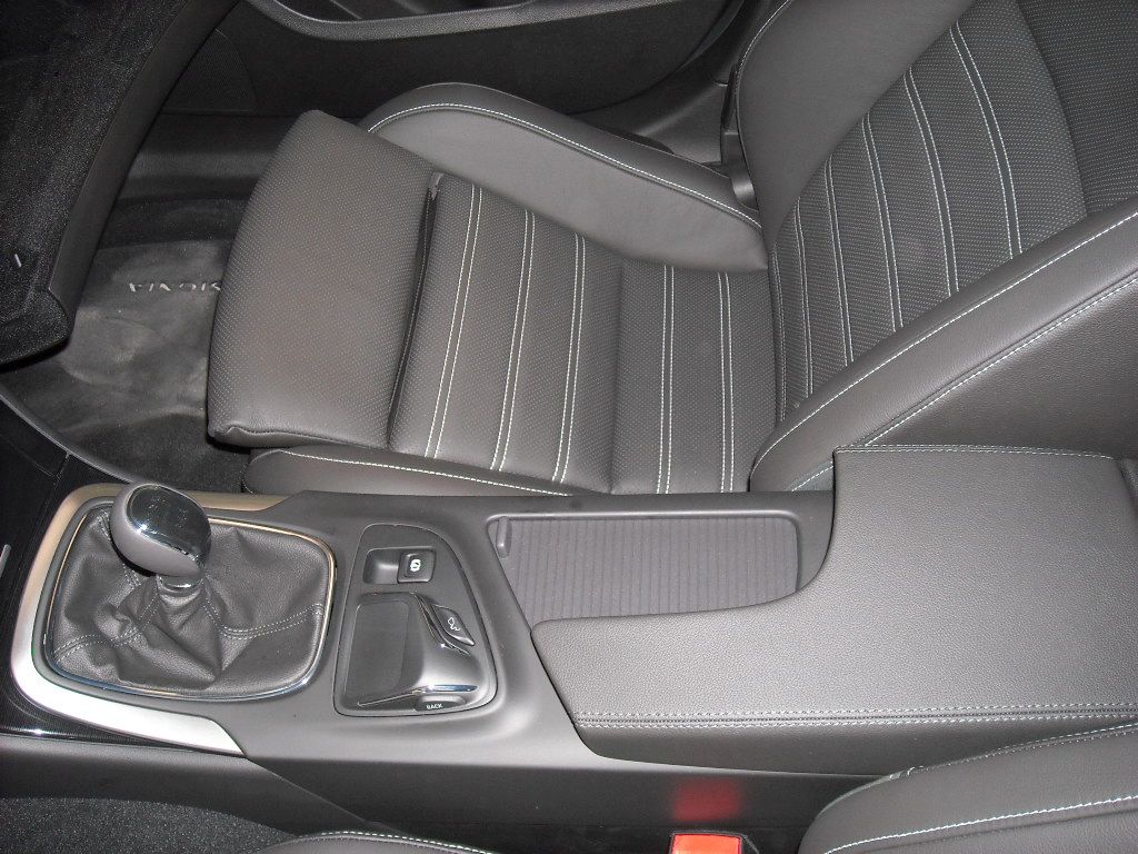 YEN MAKYAJLI OPEL NSGNA  MEKAN RESMLER