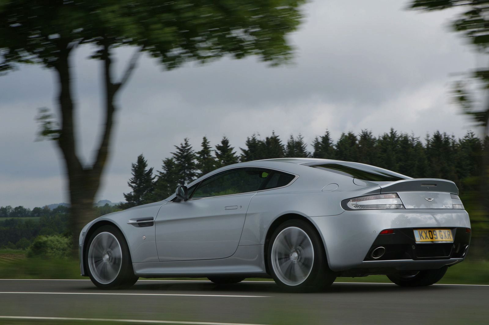 ASTON MARTN V12 VANTAGE GALER