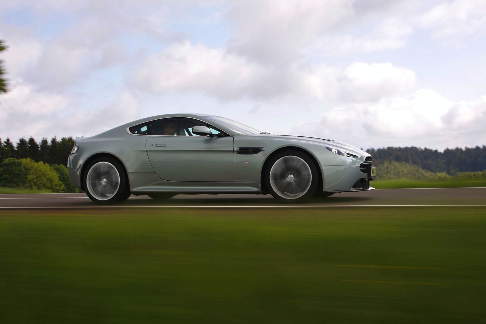 ASTON MARTN V12 VANTAGE GALER