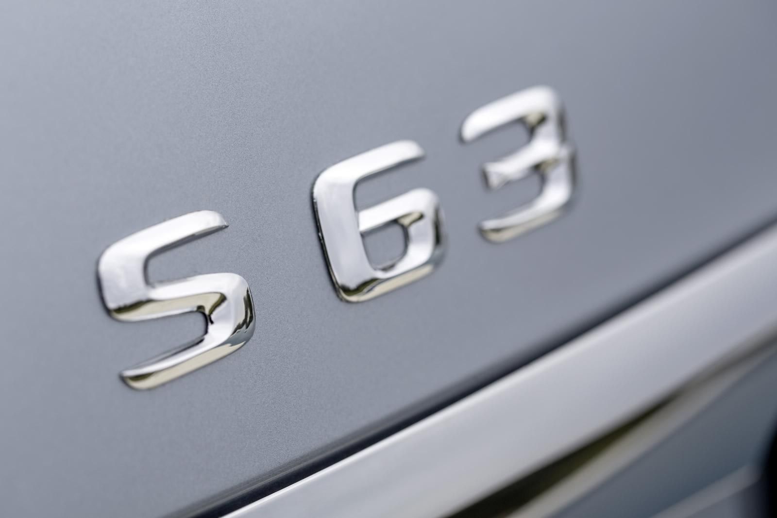 YEN MERCEDES S63 AMG RESM FOTORAF GALERS