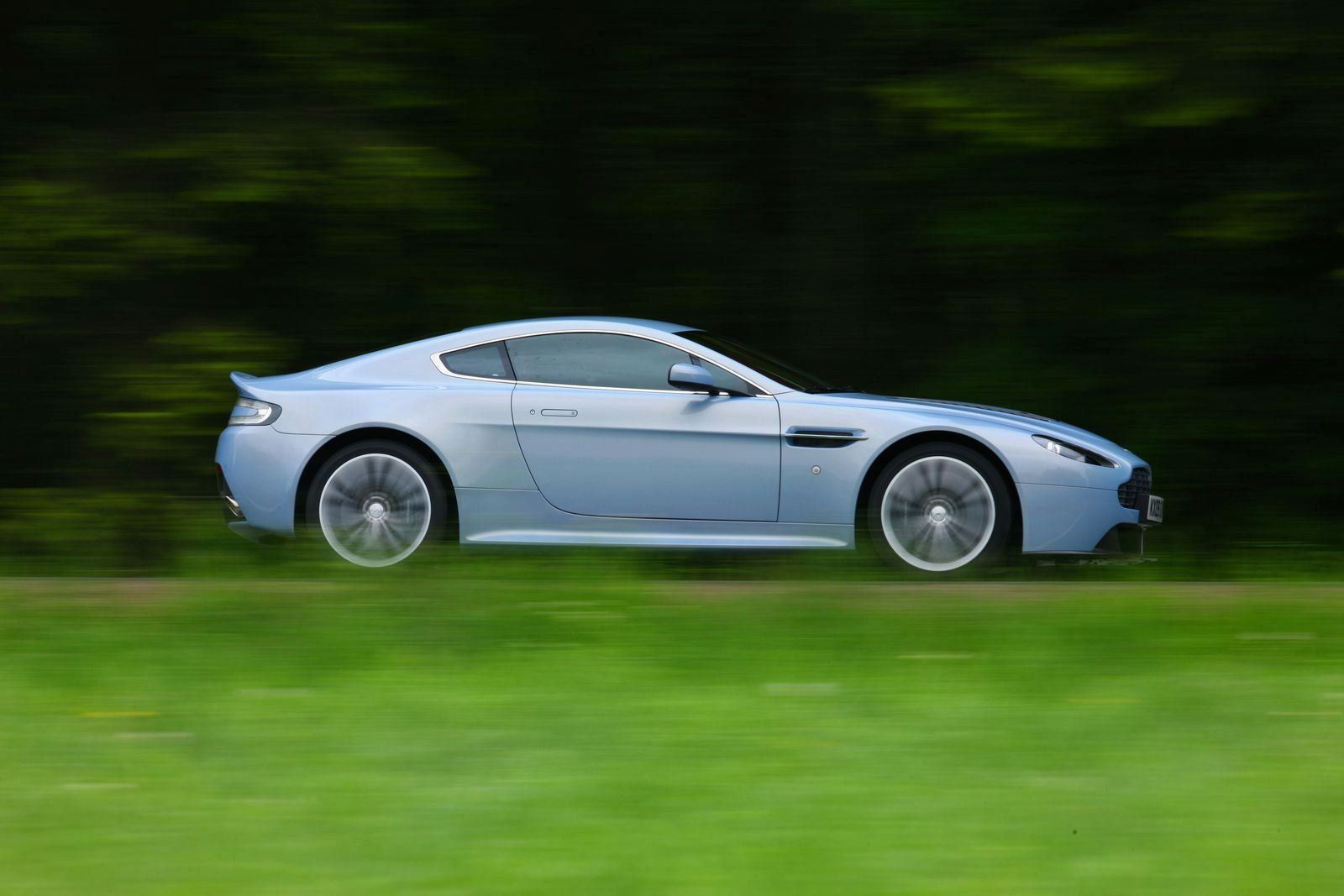 ASTON MARTN V12 VANTAGE GALER