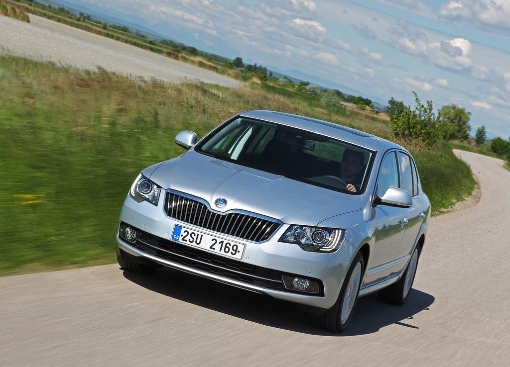 YEN MAKYAJLI SKODA SUPERB GALER 2