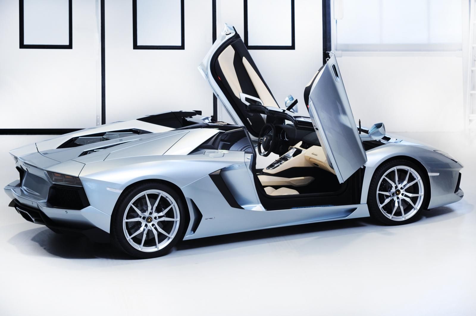 LAMBORGHN AVENTADOR ROADSTER GALER