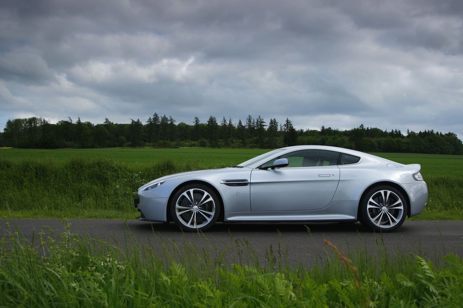 ASTON MARTN V12 VANTAGE GALER