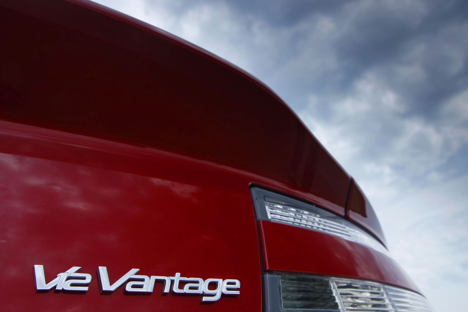 ASTON MARTN V12 VANTAGE GALER