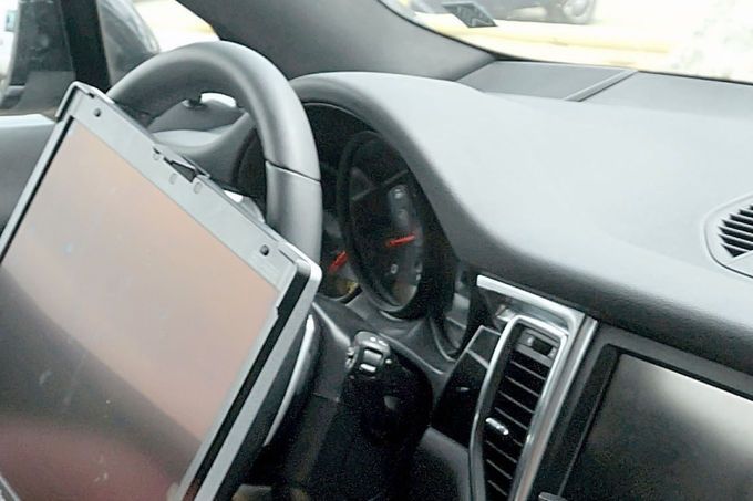 YEN PORSCHE MACAN HAFF KAMUFLAJLI RESM GALERS