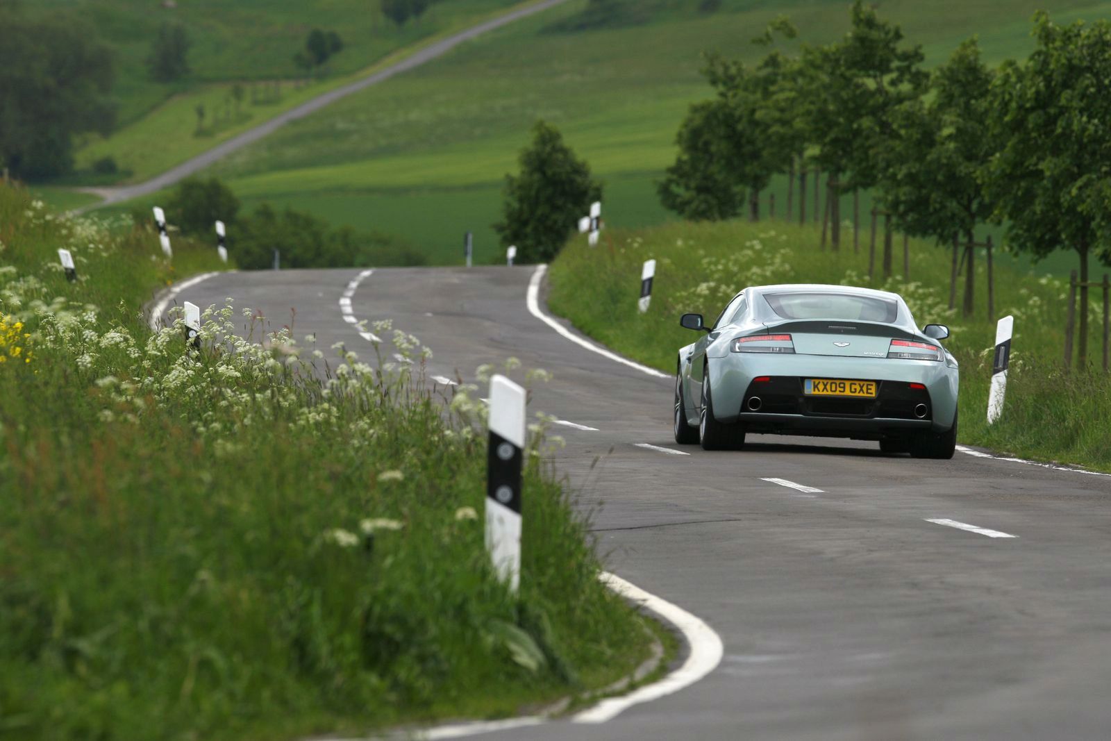 ASTON MARTN V12 VANTAGE GALER