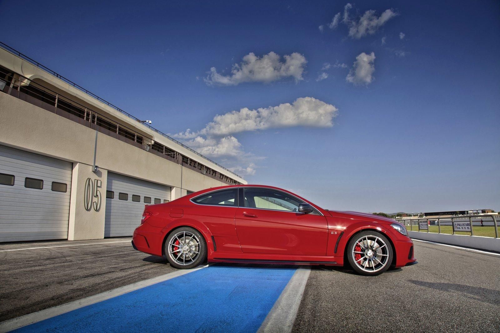 MERCEDES C63 AMG BLACK GALER