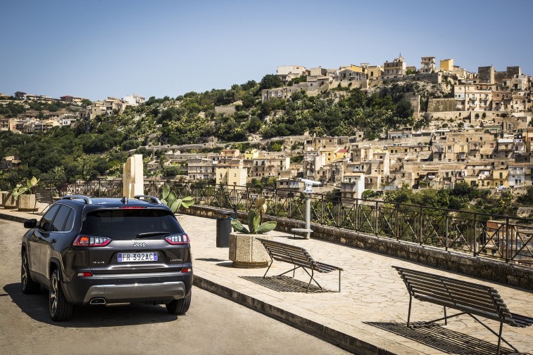 2019 Jeep Cherokee resim galerisi (09.09.2018)