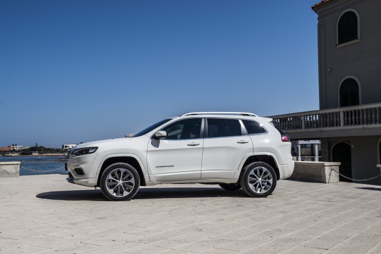 2019 Jeep Cherokee resim galerisi (09.09.2018)