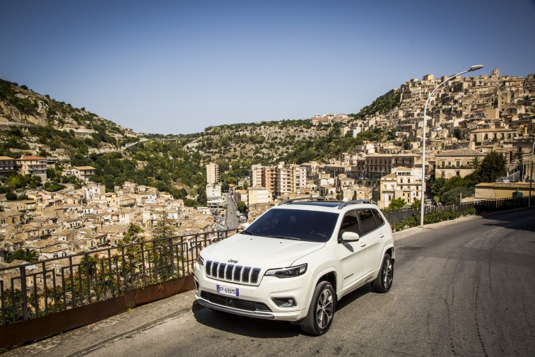 2019 Jeep Cherokee resim galerisi (09.09.2018)