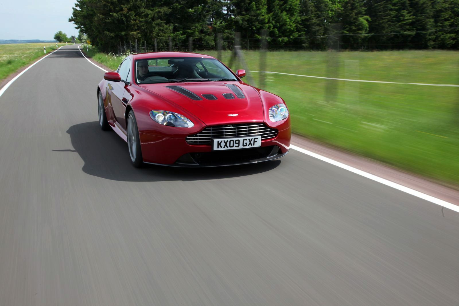 ASTON MARTN V12 VANTAGE GALER