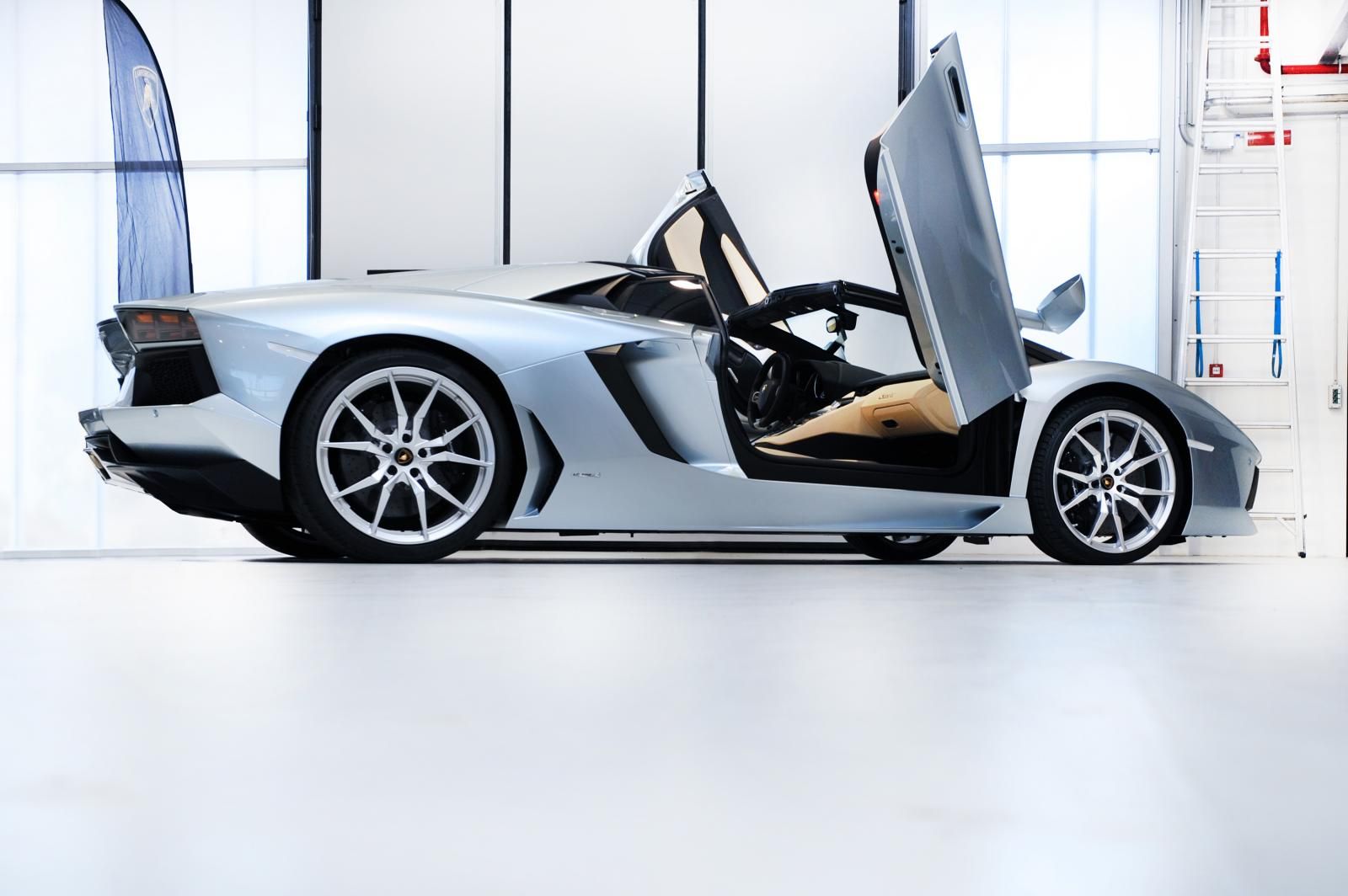 LAMBORGHN AVENTADOR ROADSTER GALER