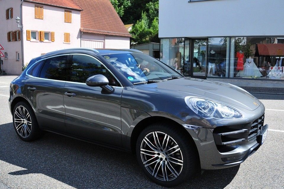 YEN PORSCHE MACAN TURBO RESM GALERS 