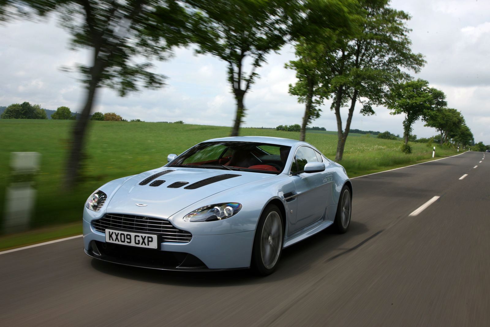 ASTON MARTN V12 VANTAGE GALER