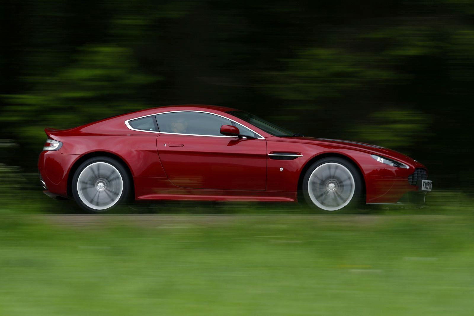 ASTON MARTN V12 VANTAGE GALER