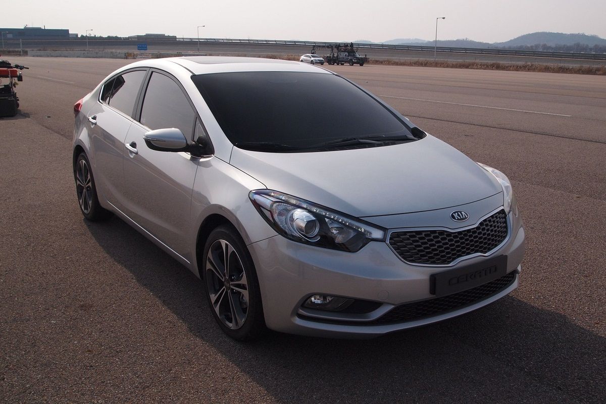 YEN KA CEE'D SEDAN; CERATO RESM GALERS 2