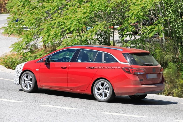 Gncellenen Opel Astra Sports Tourer resim galerisi
