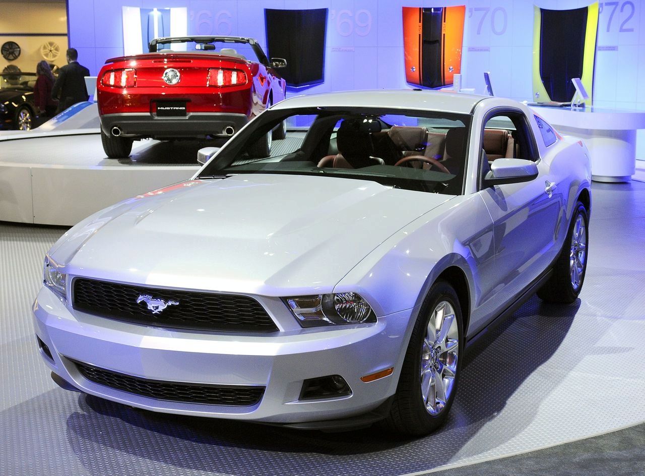 FORD MUSTANG (2010) GALER
