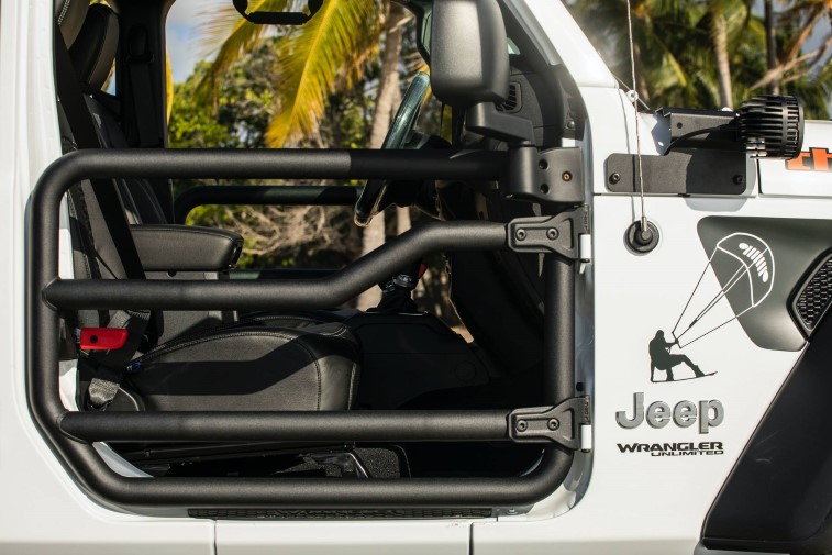 2020 Jeep Wrangler ve Gladiator Three O Five Versiyonlar resim galerisi 