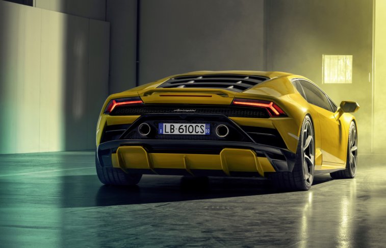 Lamborghini Huracan EVO arkadan ekili versiyon resim galerisi