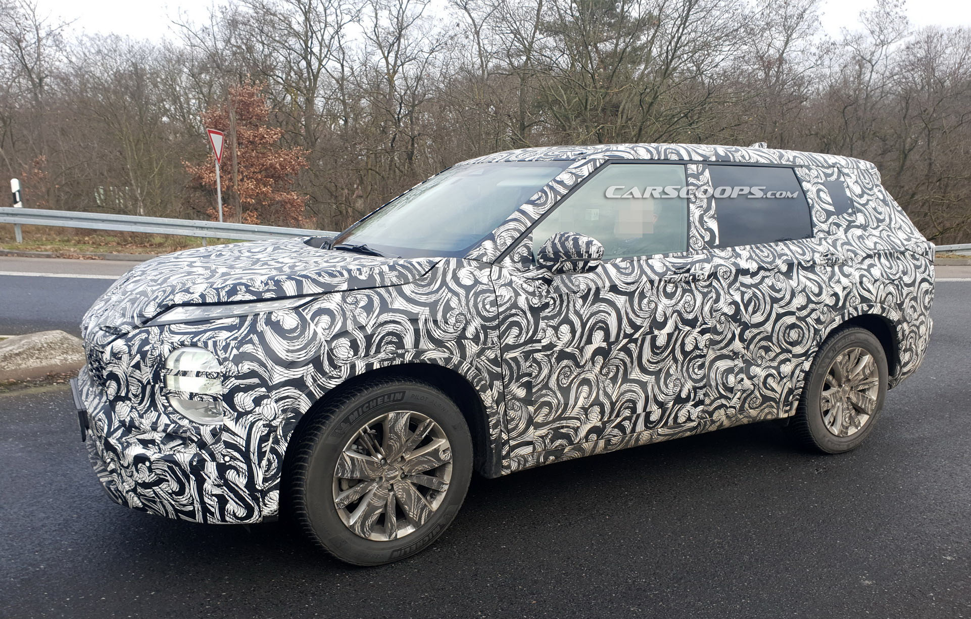 2021 Mitsubishi Outlander resim galerisi (29.01.2020)