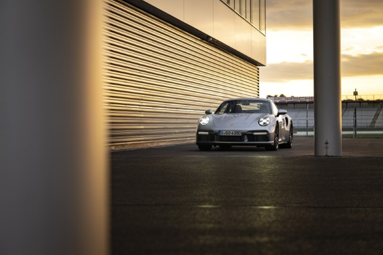 2021 Porsche 911 Turbo S resim galerisi