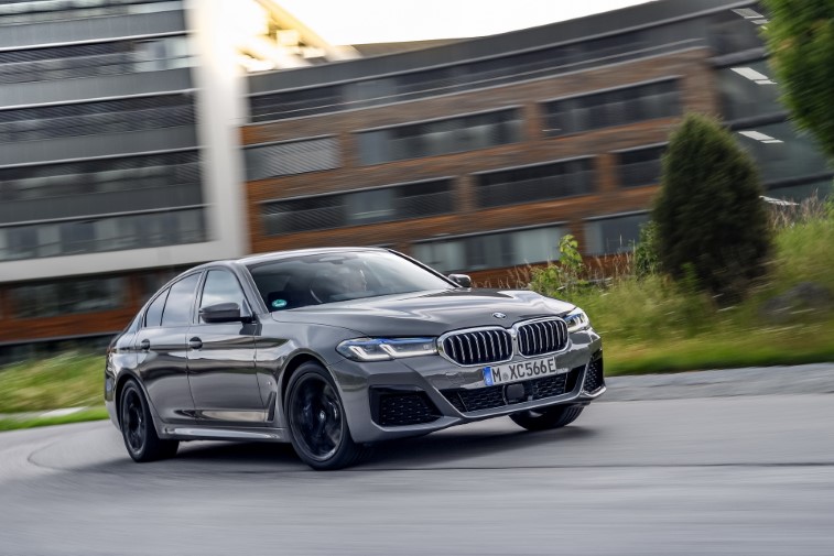 2021 BMW 545e xDrive Hybrid resim galerisi (12.08.2020)