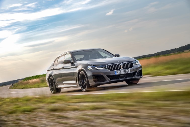 2021 BMW 545e xDrive Hybrid resim galerisi (12.08.2020)