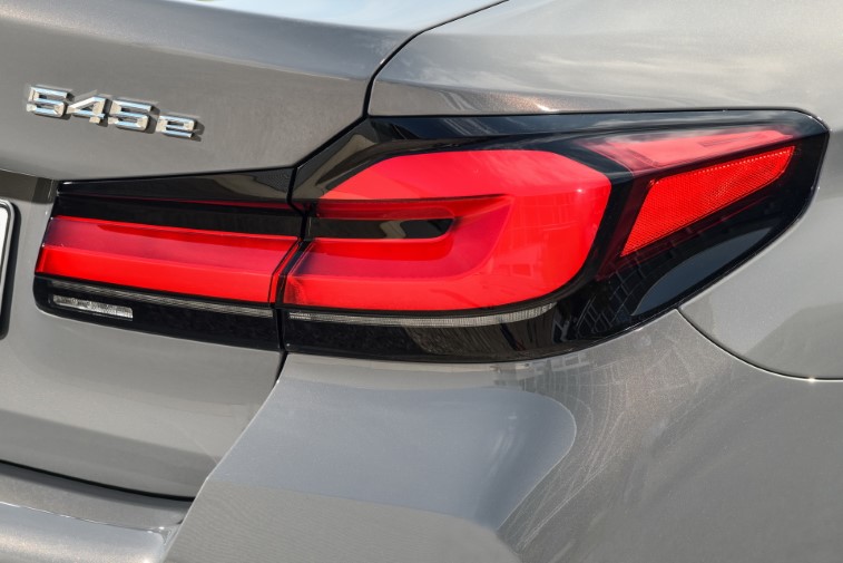 2021 BMW 545e xDrive Hybrid resim galerisi (12.08.2020)