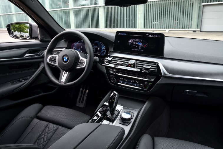 2021 BMW 545e xDrive Hybrid resim galerisi (12.08.2020)